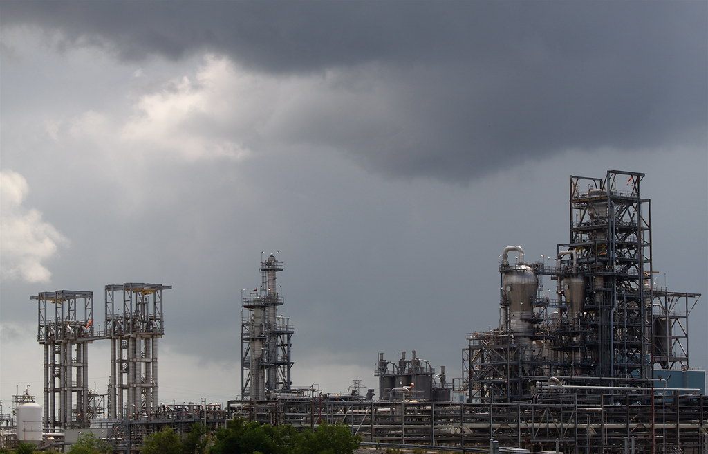 Planta petroquímica industrial que demanda embalagens de papel resistentes