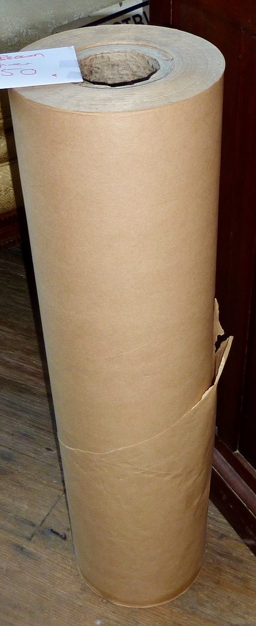 Rolo de papel kraft industrial utilizado na fabricação de embalagens de papel